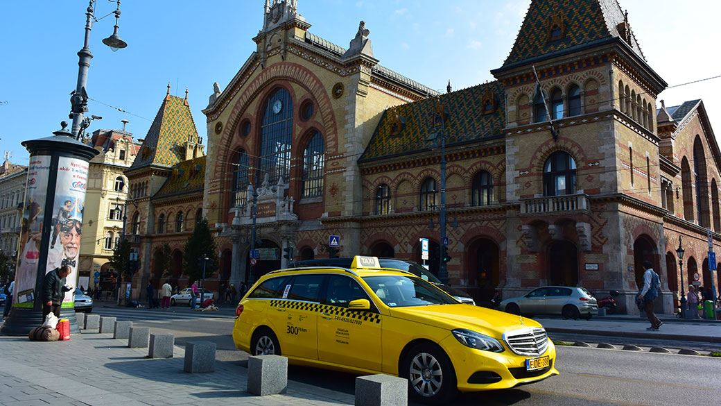 Taxista devuelve bolso con 40 000 euros al pasajero